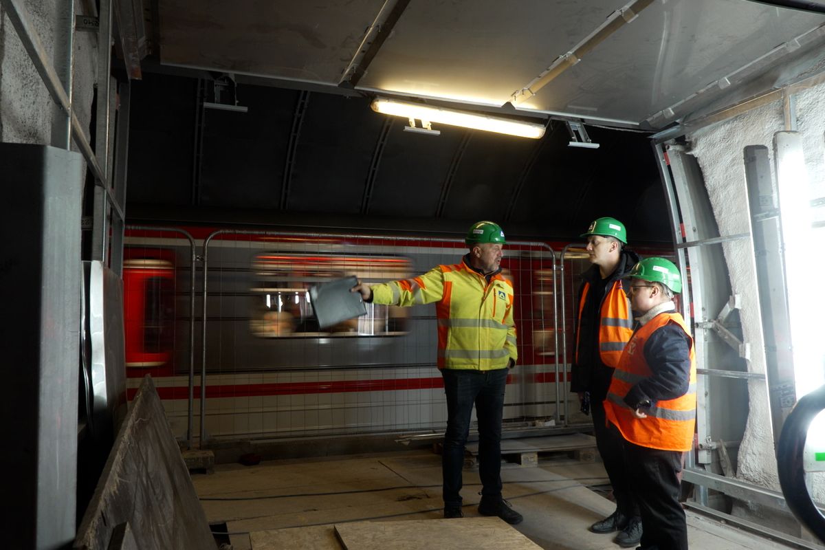 Stanice Českomoravská získala nejtěžší eskalátory světa. Zvládnout mají davy mířící za sportem i koncerty