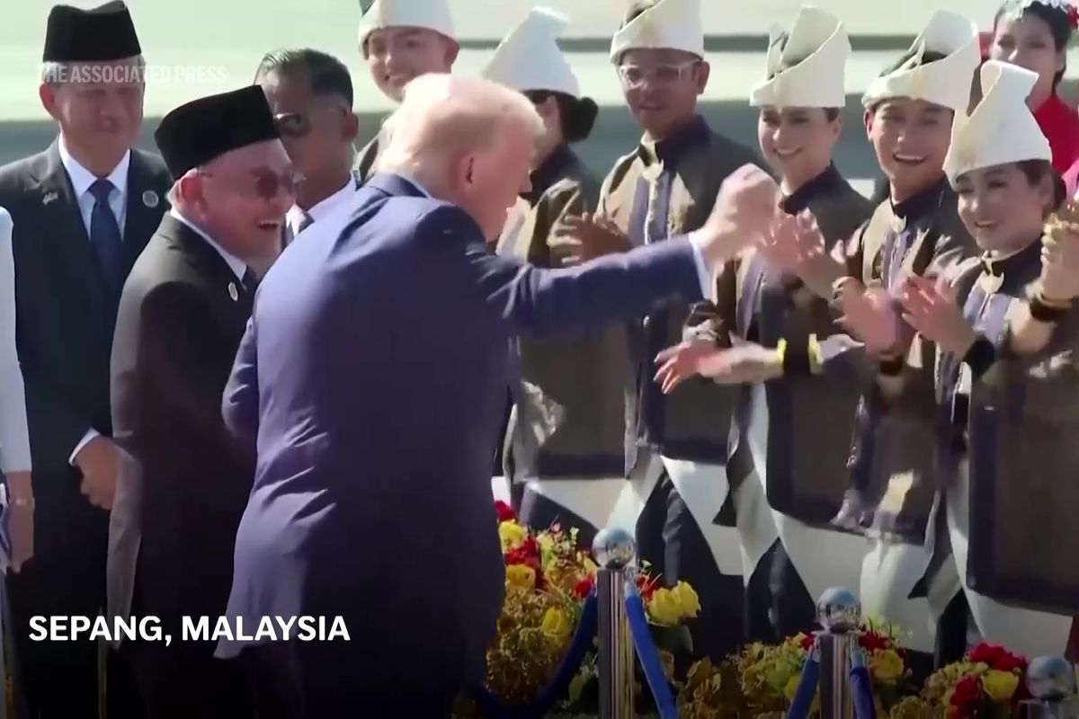 Trump se postaral o show na letišti v Malajsii. Zatancoval si s umělci