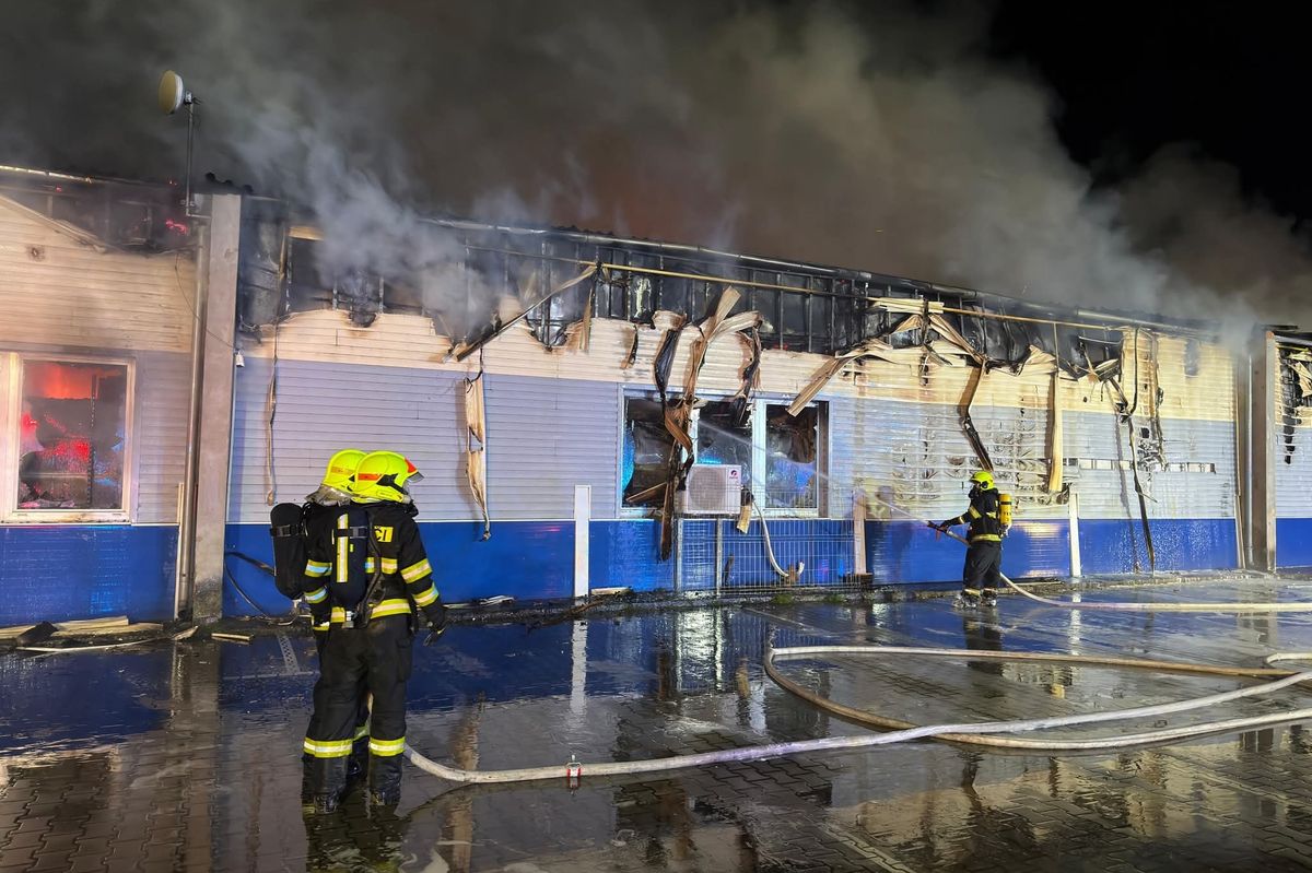 Na Litoměřicku hoří hala se zábavní pyrotechnikou
