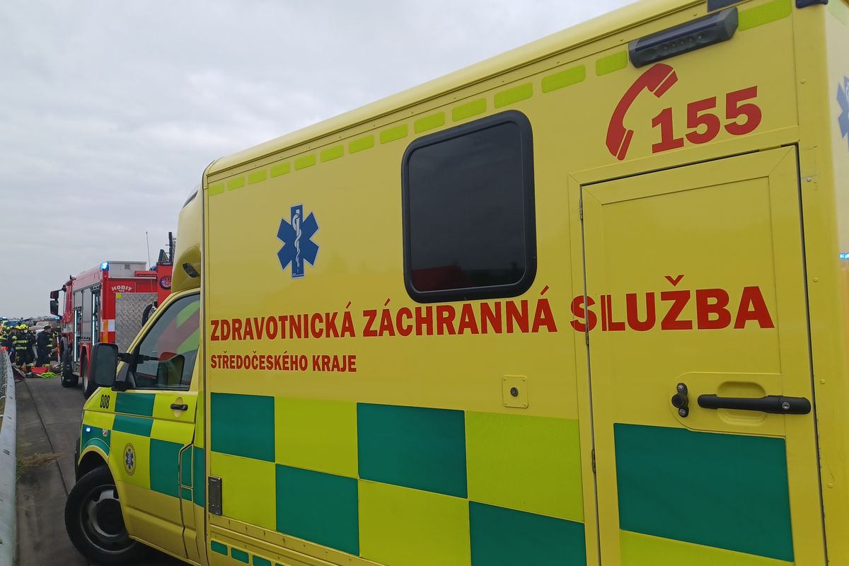 Nákladní auto narazilo na Příbramsku do vlaku s téměř dvaceti cestujícími. Řidič je těžce zraněný