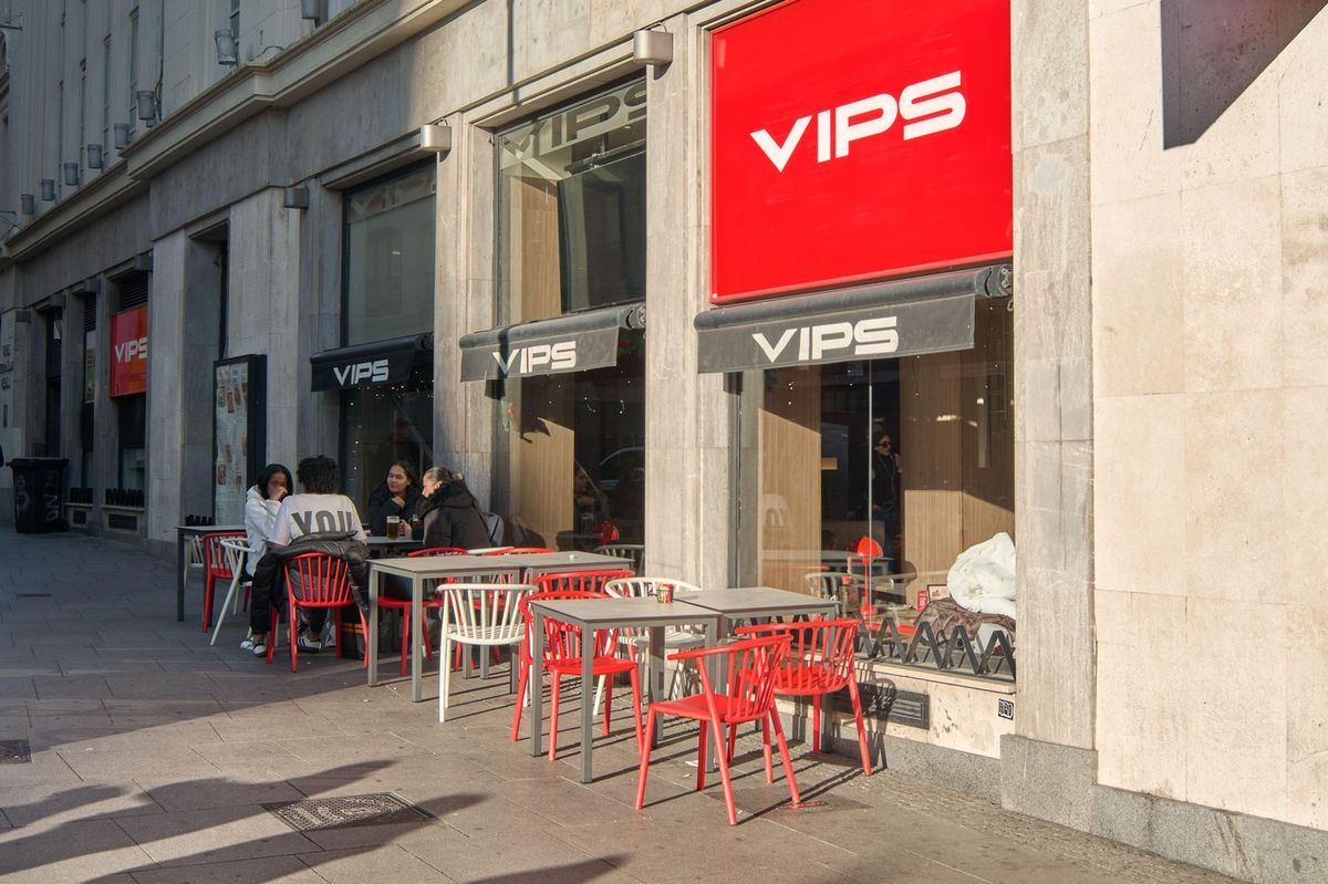 Gang ve Španělsku se specializoval na židle v restauracích
