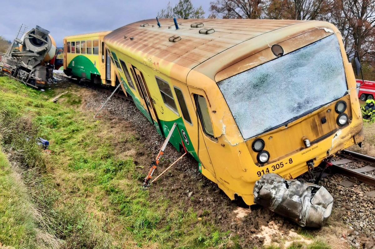 Nákladní auto narazilo na Příbramsku do vlaku s téměř dvaceti cestujícími. Řidič je těžce zraněný