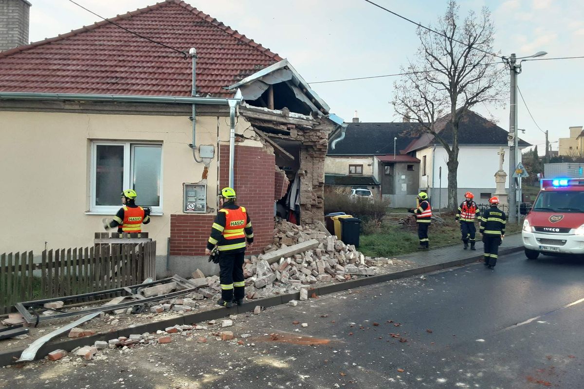 Špatně zabrzděný autobus se na Blanensku rozjel a pobořil rodinný dům