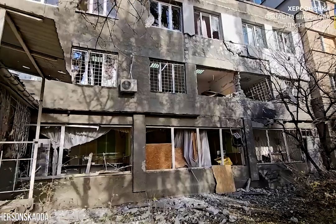 Rusové zasáhli dětskou nemocnici v Chersonu