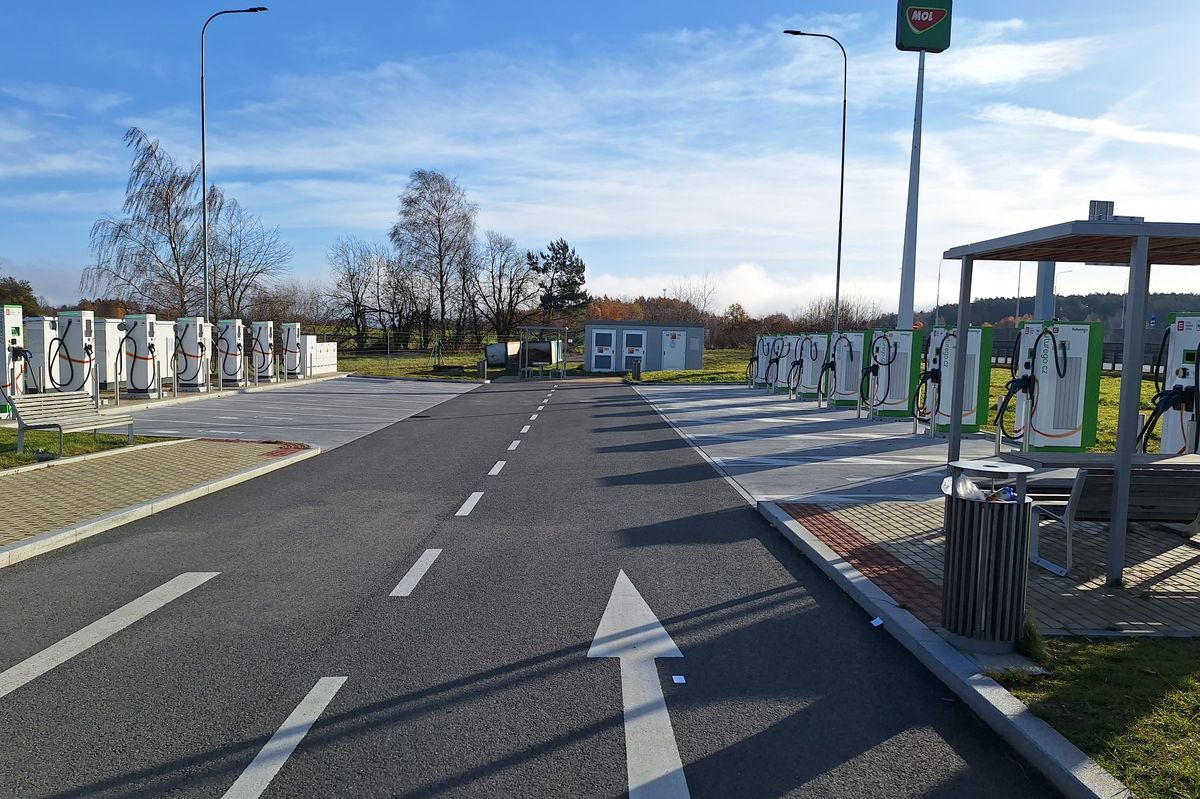 Rozšířená odpočívka Mikulášov na D1 má místa i pro karavany a hřiště pro děti