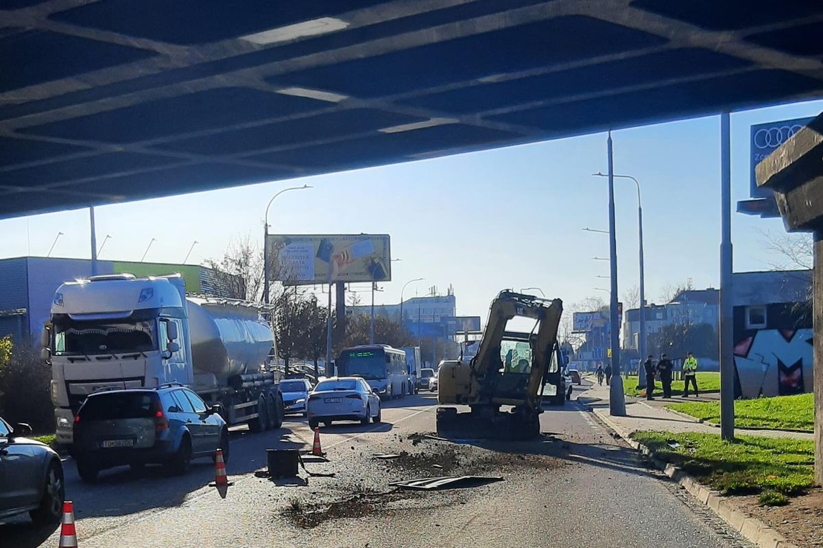 Večer šofér náklaďáku popíjel pivo, ráno o železniční most v Brně sundal převážený bagr