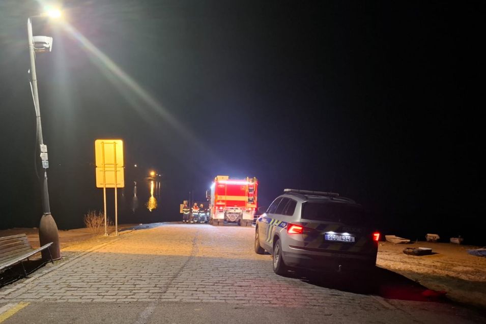 Řidič z Rakouska sjel s vozem do Lipna. Na místě zemřel