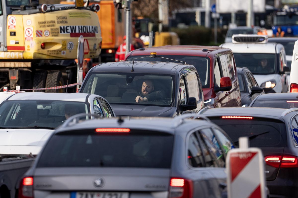 FOTO: Nekonečné kolony v ulici Jana Želivského v Praze