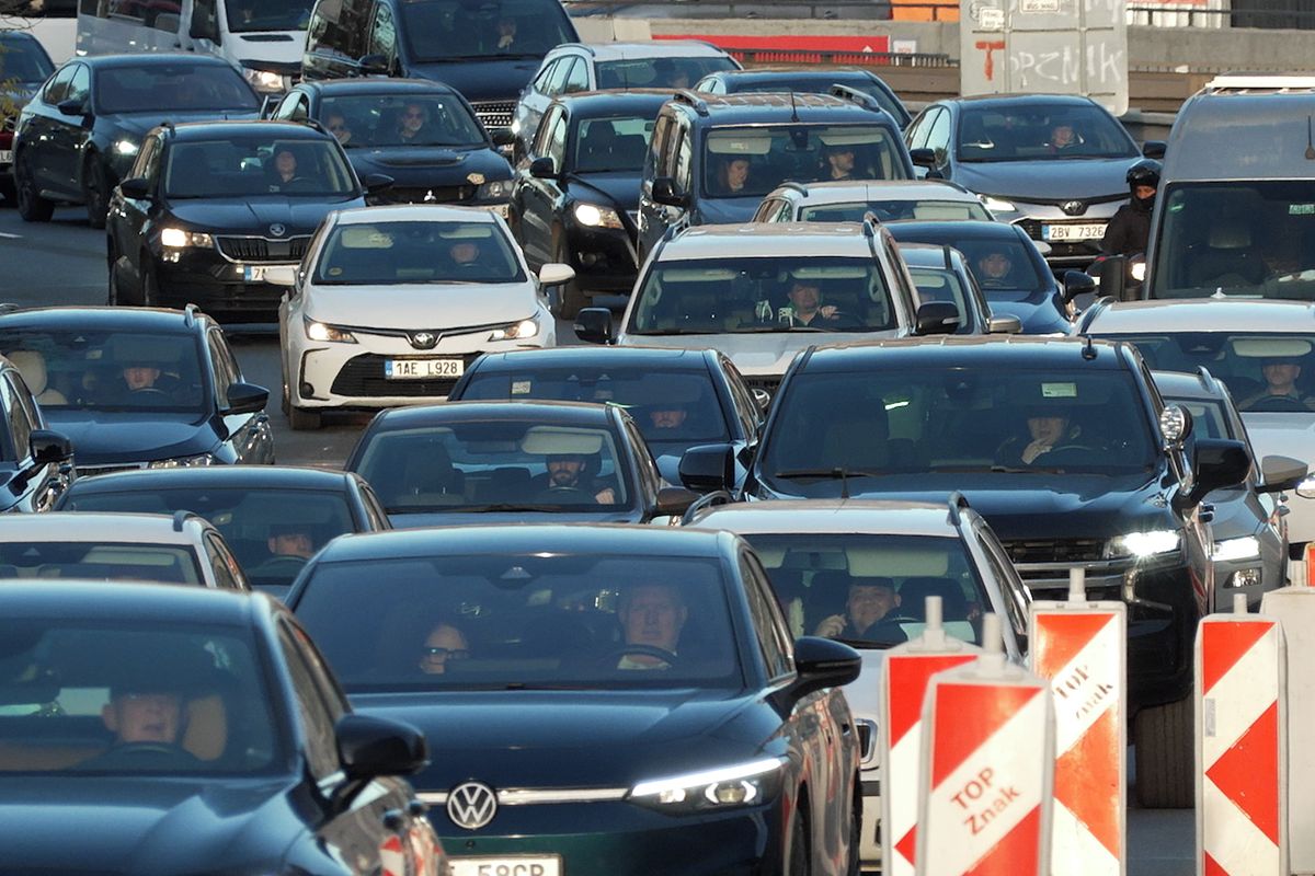 Vědci v Praze zkoumali, jak odhalovat enormně čoudící auta kvůli lepšímu ovzduší města