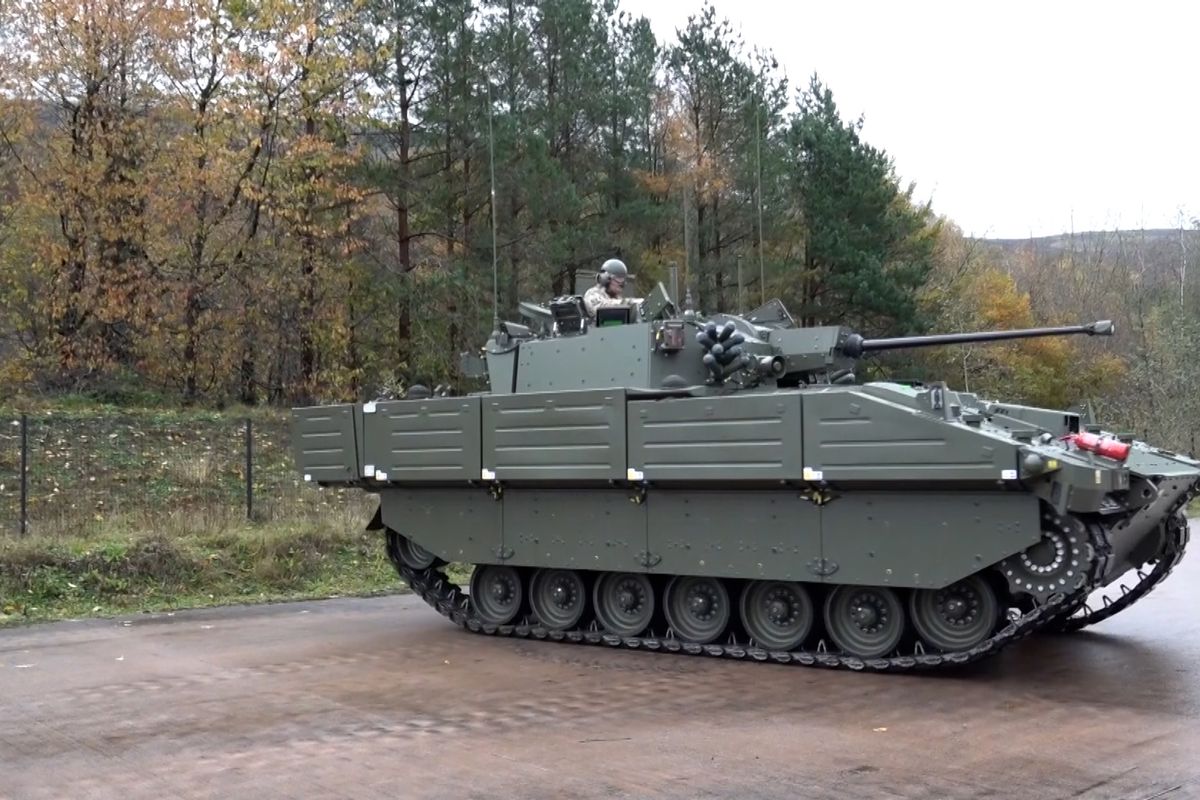 Někteří zvraceli, jiní se třásli. Britským vojákům bylo v obrněných vozech Ajax špatně