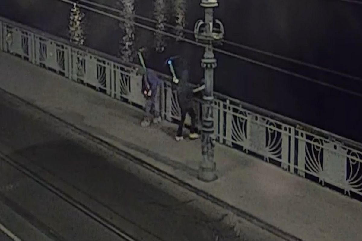 Jedenáct elektrokoloběžek letělo v Praze do Vltavy. Dvojici při házení zachytila kamera