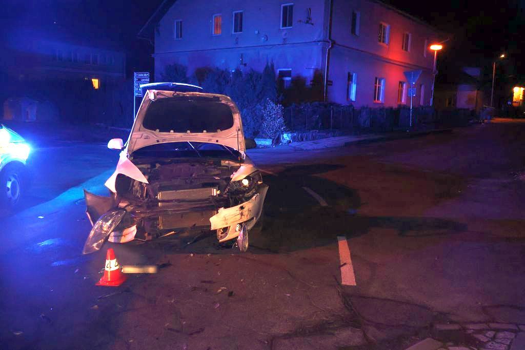Střet dvou aut v Jeseníku si vyžádala tři zraněné