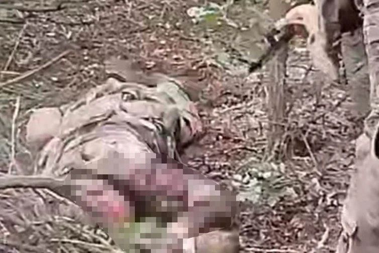 Svázaného zajatce na zemi zastřelili. Ukrajinci pátrají po ruských pachatelích