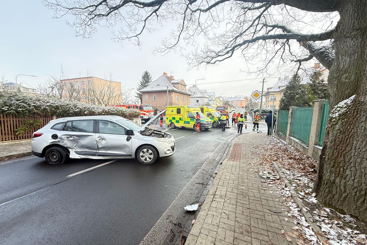 Sanitka v Chebu odmrštila auto na chodník, kde šla učitelka s dětmi. Pět zraněných