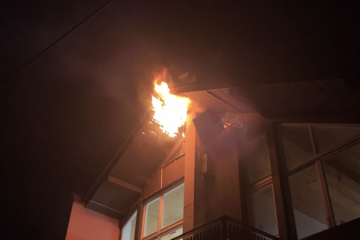 V Kopřivnici hořela rekreační chata, před plameny utíkaly tři desítky lidí