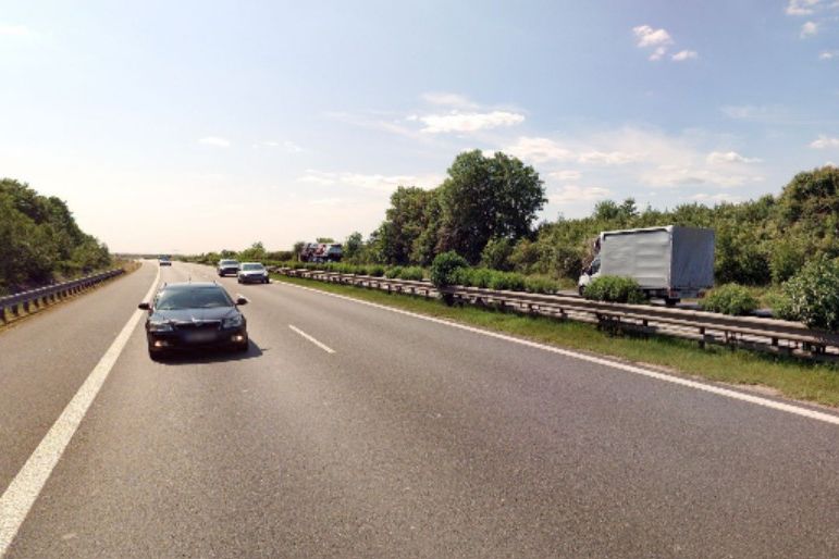 Nehoda autobusu zavřela dálnici D11