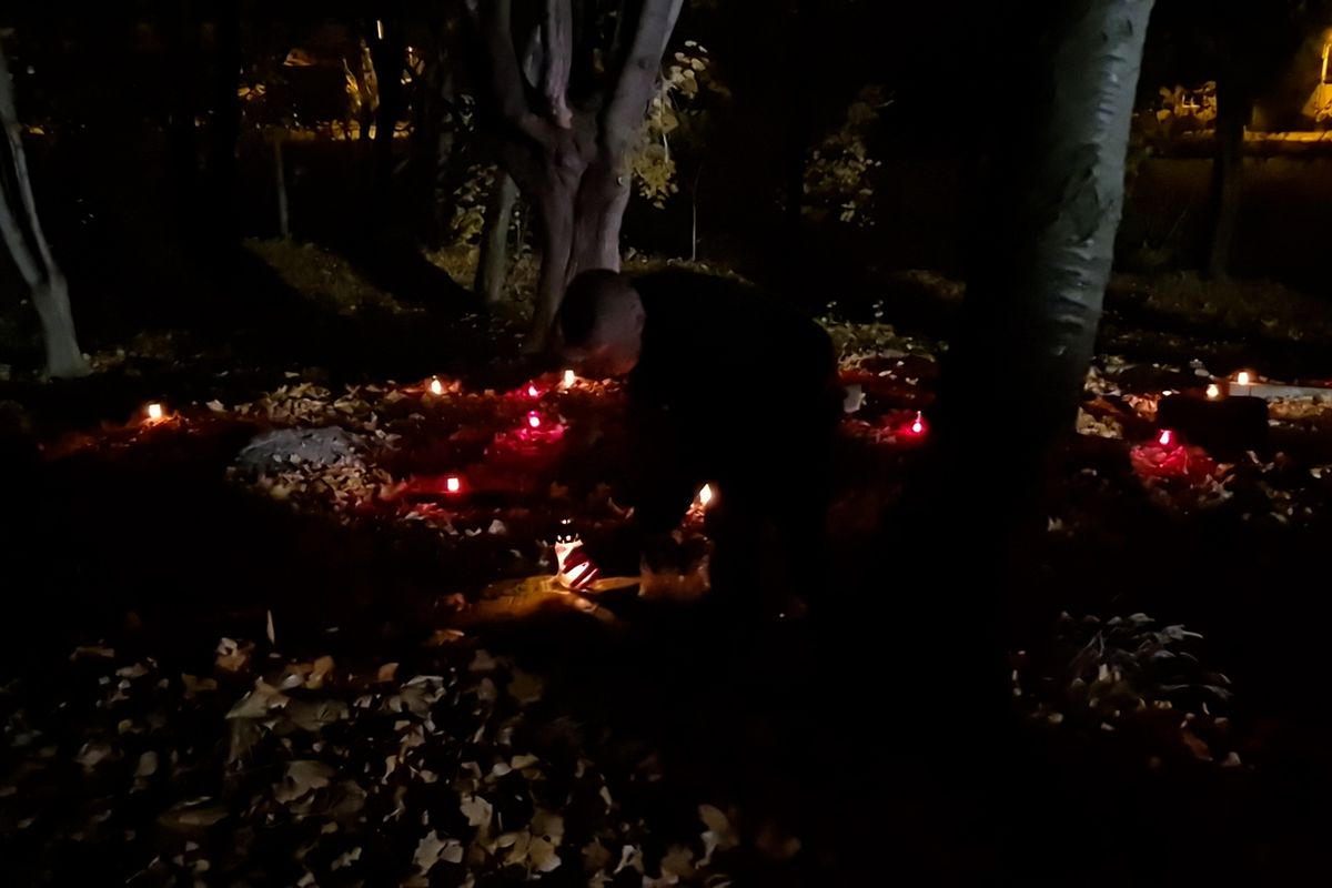 Zdevastovaný německý hřbitov o Dušičkách ožil, Češi zapalovali svíčky neznámým předkům ze Sudet