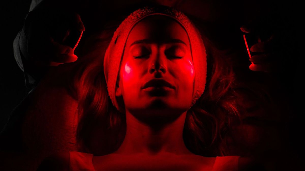 Terapie červeným a modrým světlem pomáhá s vypadáváním vlasů a v boji se stárnutím pleti