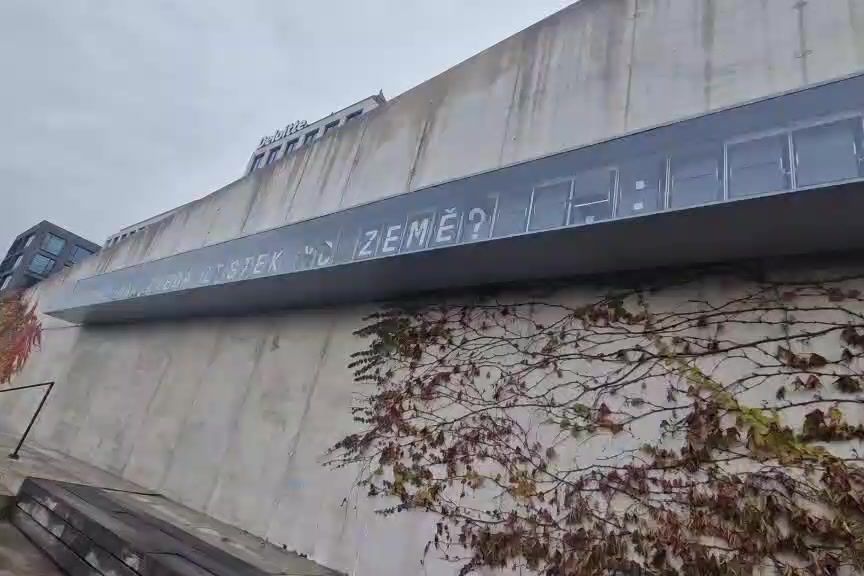 Umělecká instalace baví cestující na pražském nádraží