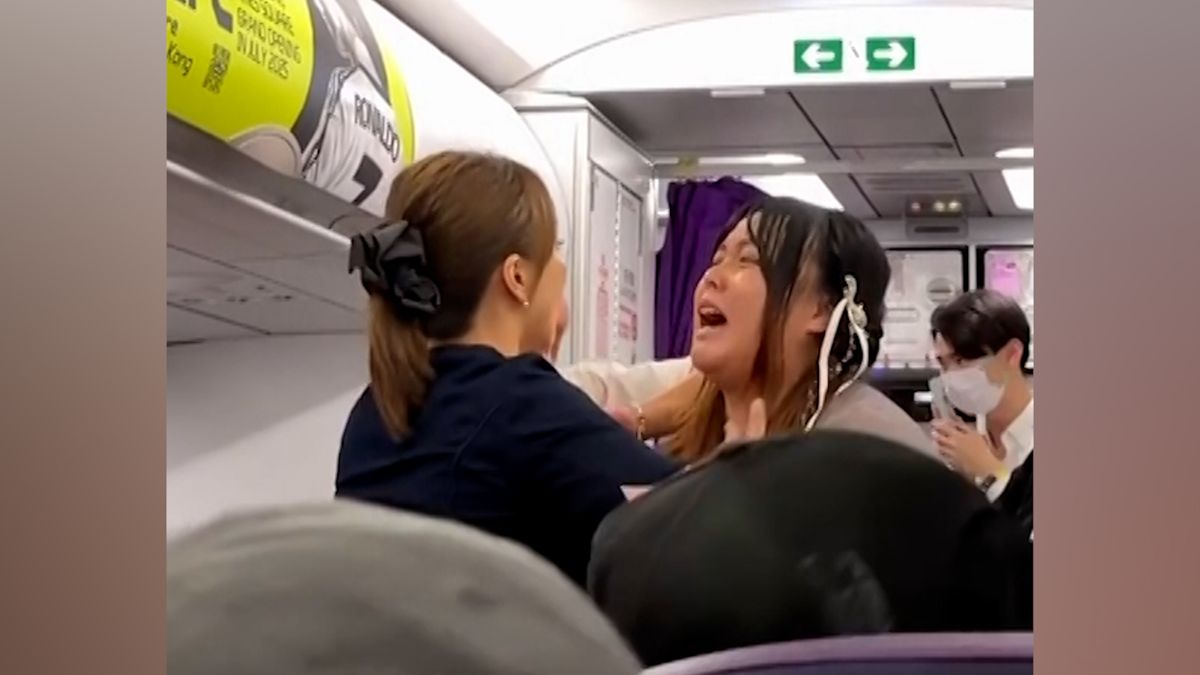 Cestující se pohádala s partnerem. Pak zaútočila i na letušku a způsobila zpoždění