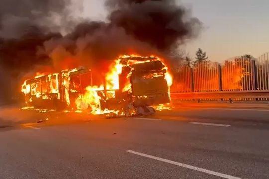 U Liberce shořel autobus, ve kterém jelo třicet cestujících. Všichni stihli včas vystoupit