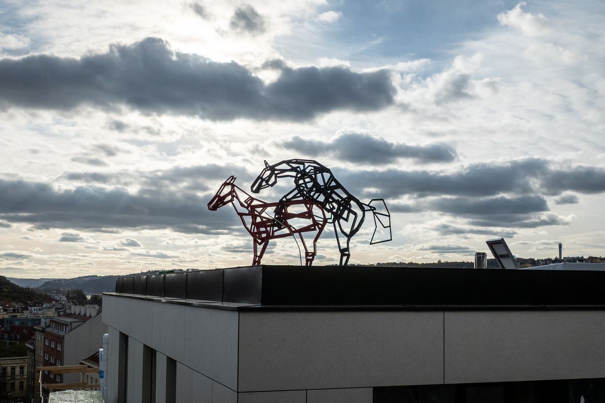 Inspirativní, nebo vulgární? Odvážná socha koňů na domě u Vyšehradu budí rozruch