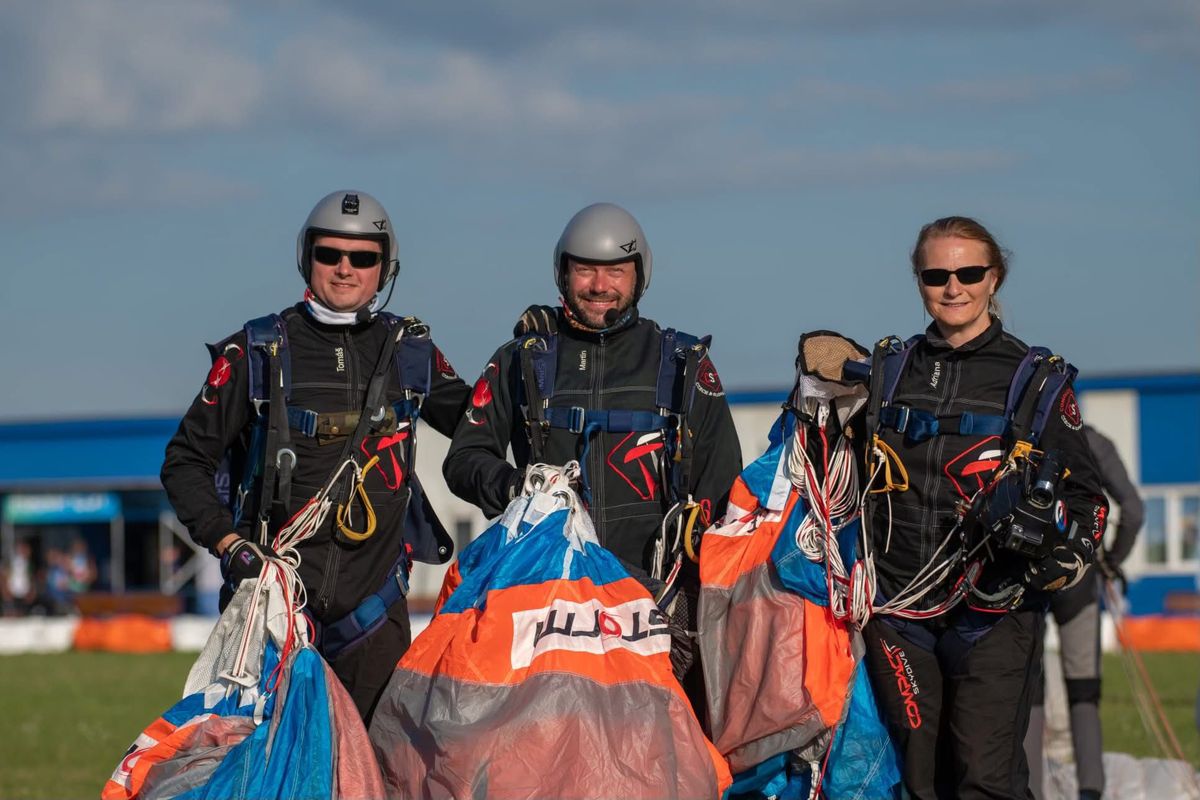 Trojici Čechů čeká pokus o světový rekord v hromadné formaci padáků