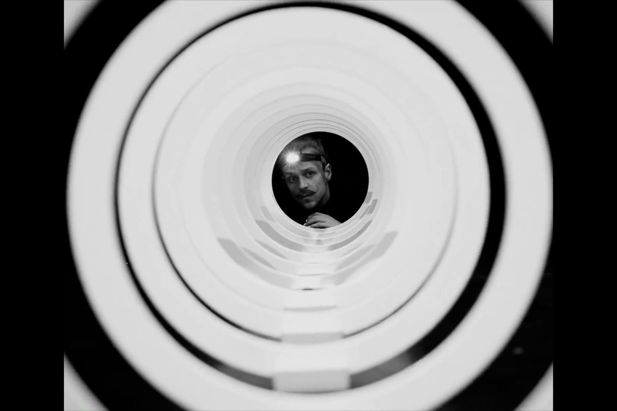 Novocirkusový umělec Aleš Hrdlička uvádí novou show ve stylu magického realismu