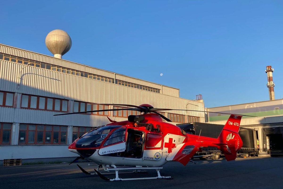 Ženu na Opavsku zavalily těžké palety, letěl pro ni vrtulník záchranářů