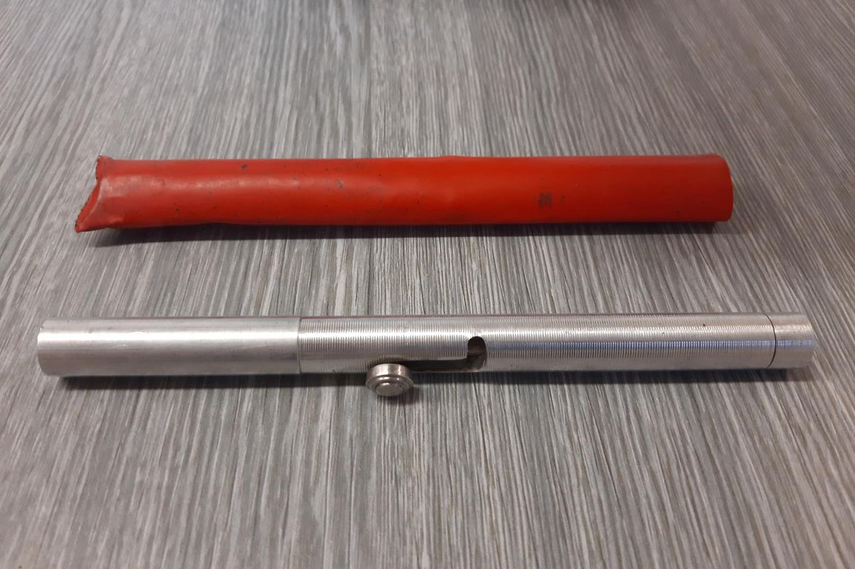 Pervitin, pivo a nabitá střelná zbraň. Policisté chytili při rutinní kontrole recidivistu na motorce