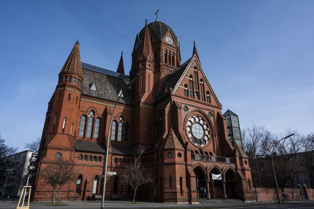 Farářka v Berlíně sezdala navzájem čtyři muže. Bůh určitě nebude nic namítat, vysvětlila