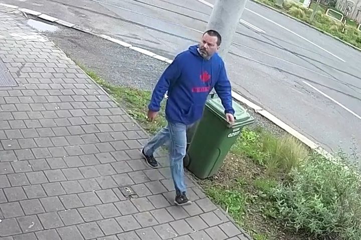 Policie v Ostravě hledá muže v souvislosti s osaháváním dívky na zastávce