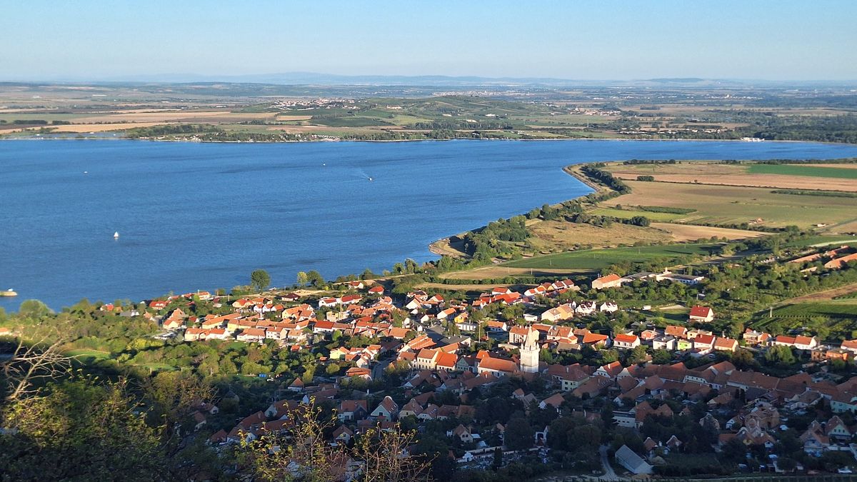 Pochod přes Pálavu. Krajina vinohradů nabízí bezkonkurenční výhledy
