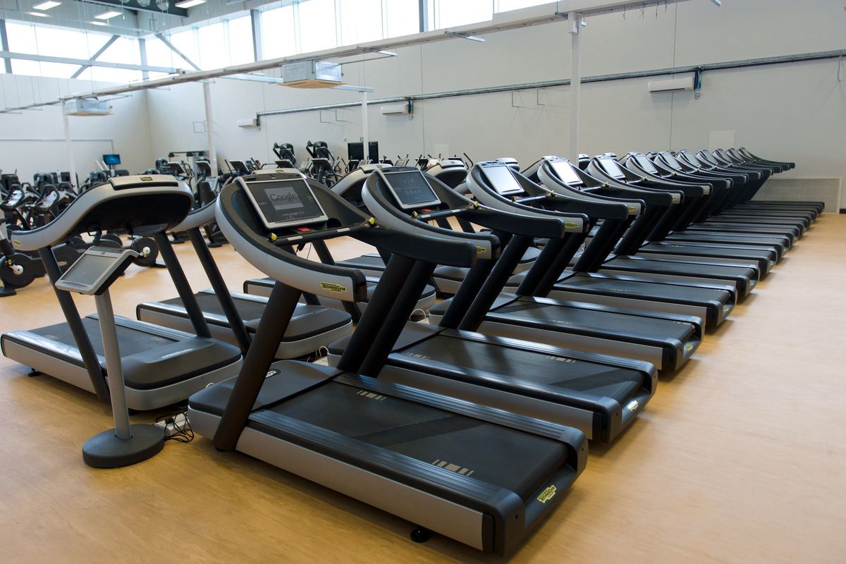 Čínské fitko nabízí porsche tomu, kdo za tři měsíce zhubne o 50 kg