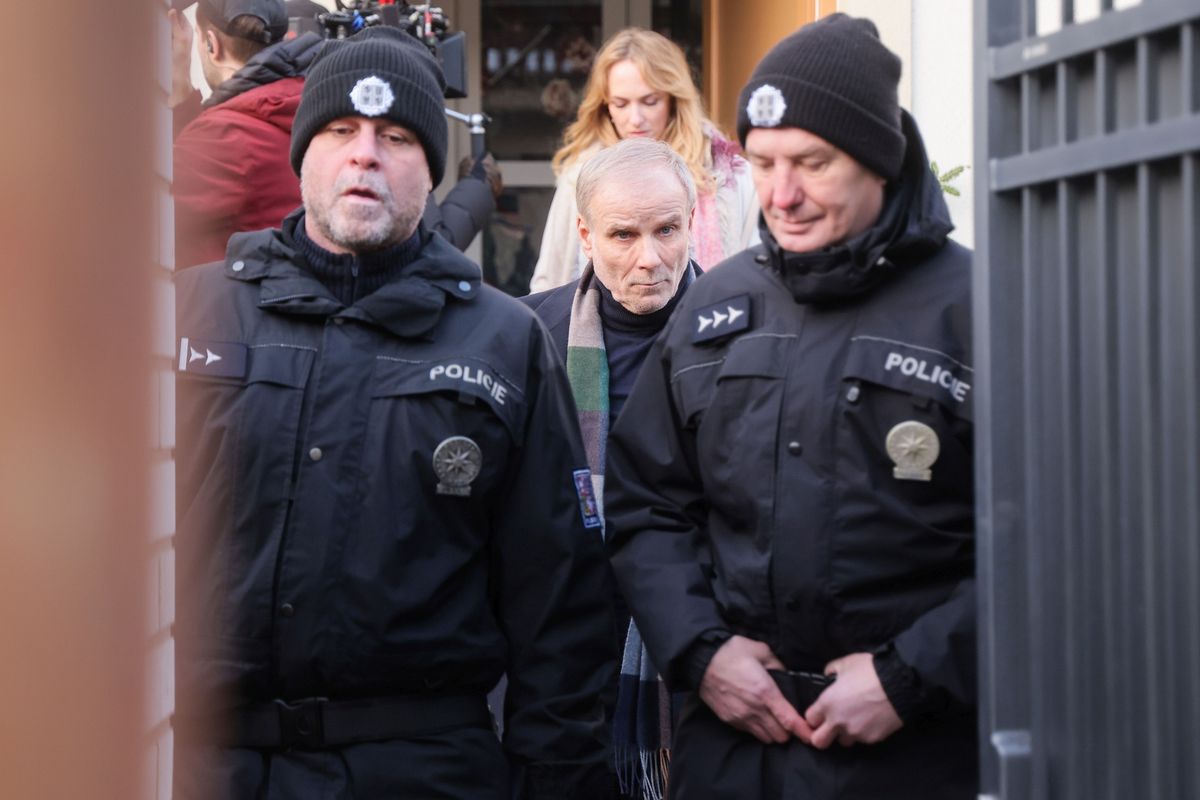 RECENZE: Noční operatér spojil oblíbenou tvář a atraktivní prostředí, napětí chybí