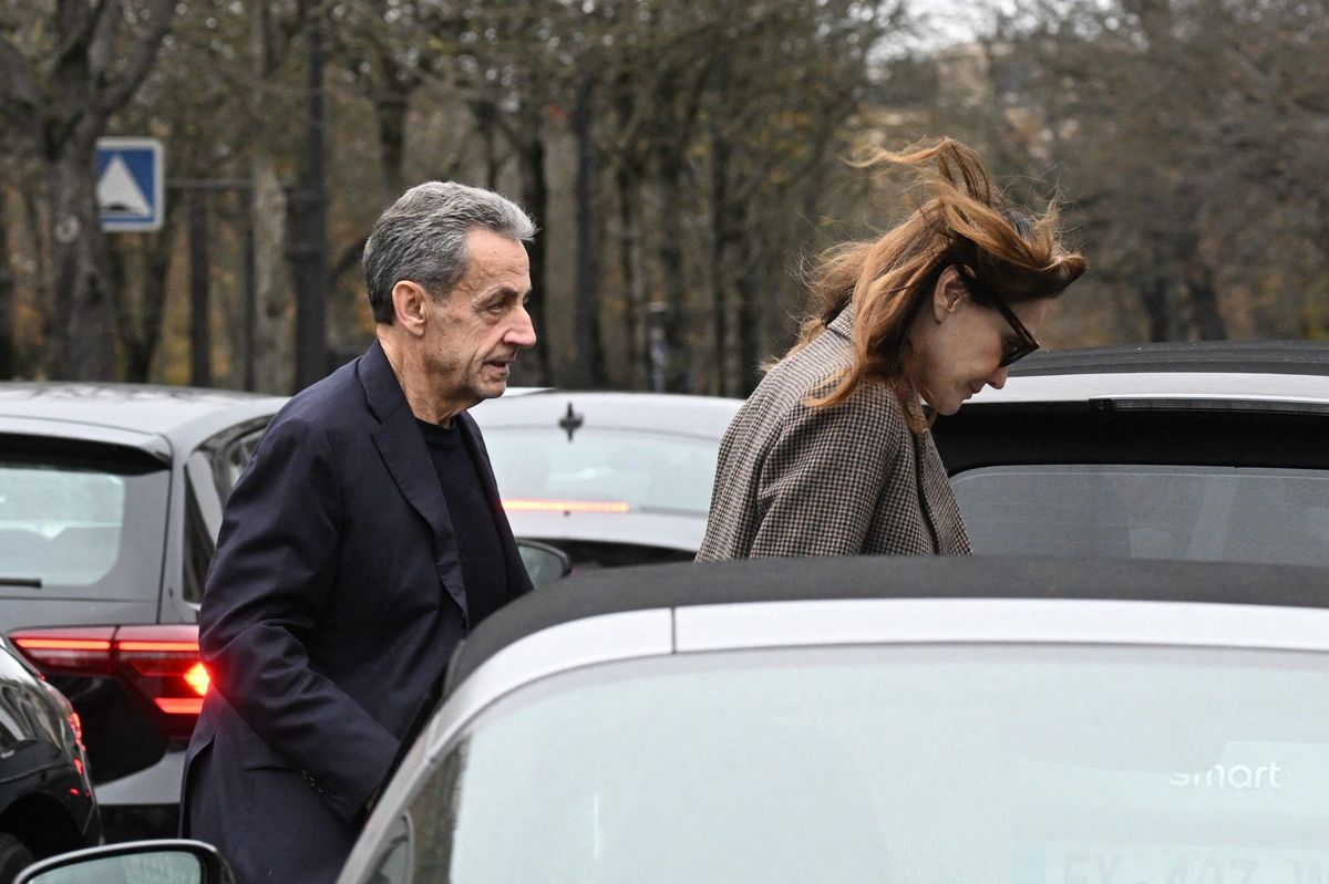 Sarkozy jogguje po Paříži, kolemjdoucí jej natáčejí na video