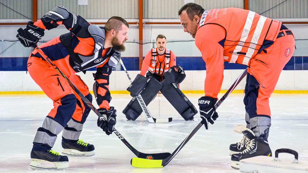 Michal Isteník zapózoval jako Maradona. Charitativní kalendář záchranářů podpoří dětské domovy