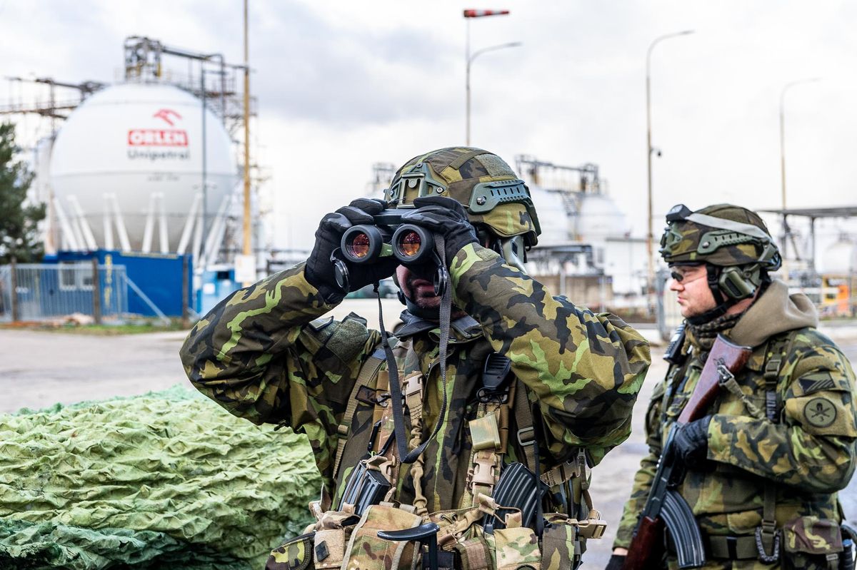 V rafinériích budou cvičit vojáci, lidé v jejich okolí mají počítat s pohybem armády