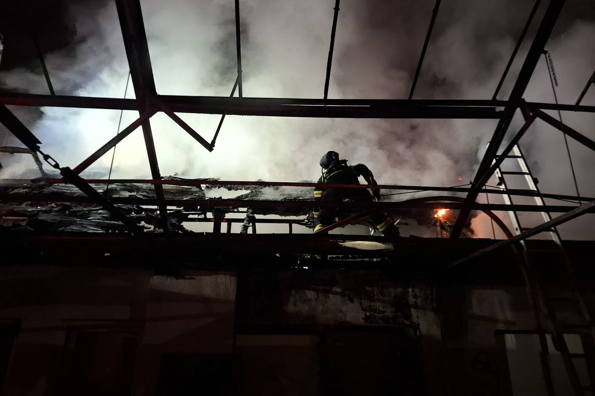 Perná noc hasičů na Olomoucku. Plameny ničily dům, hromady štěpky i hospodářské stavení