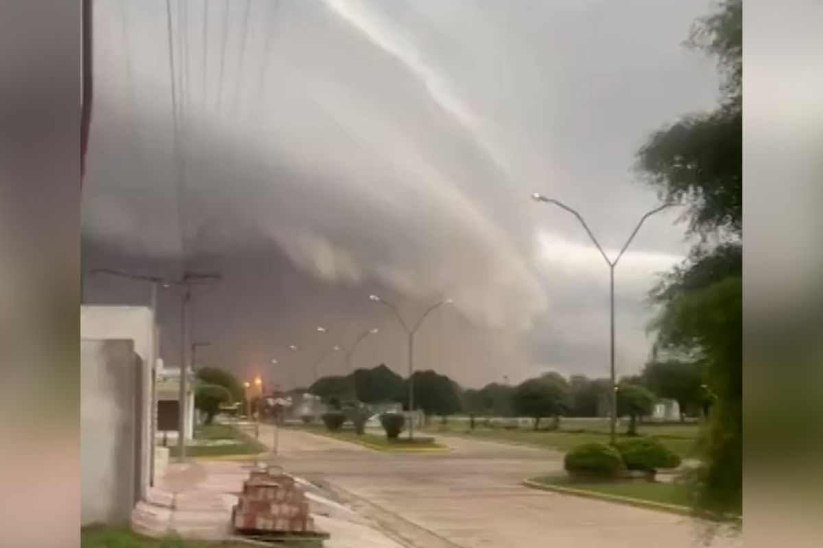 Impozantní shelf cloud visel nad domy v Argentině