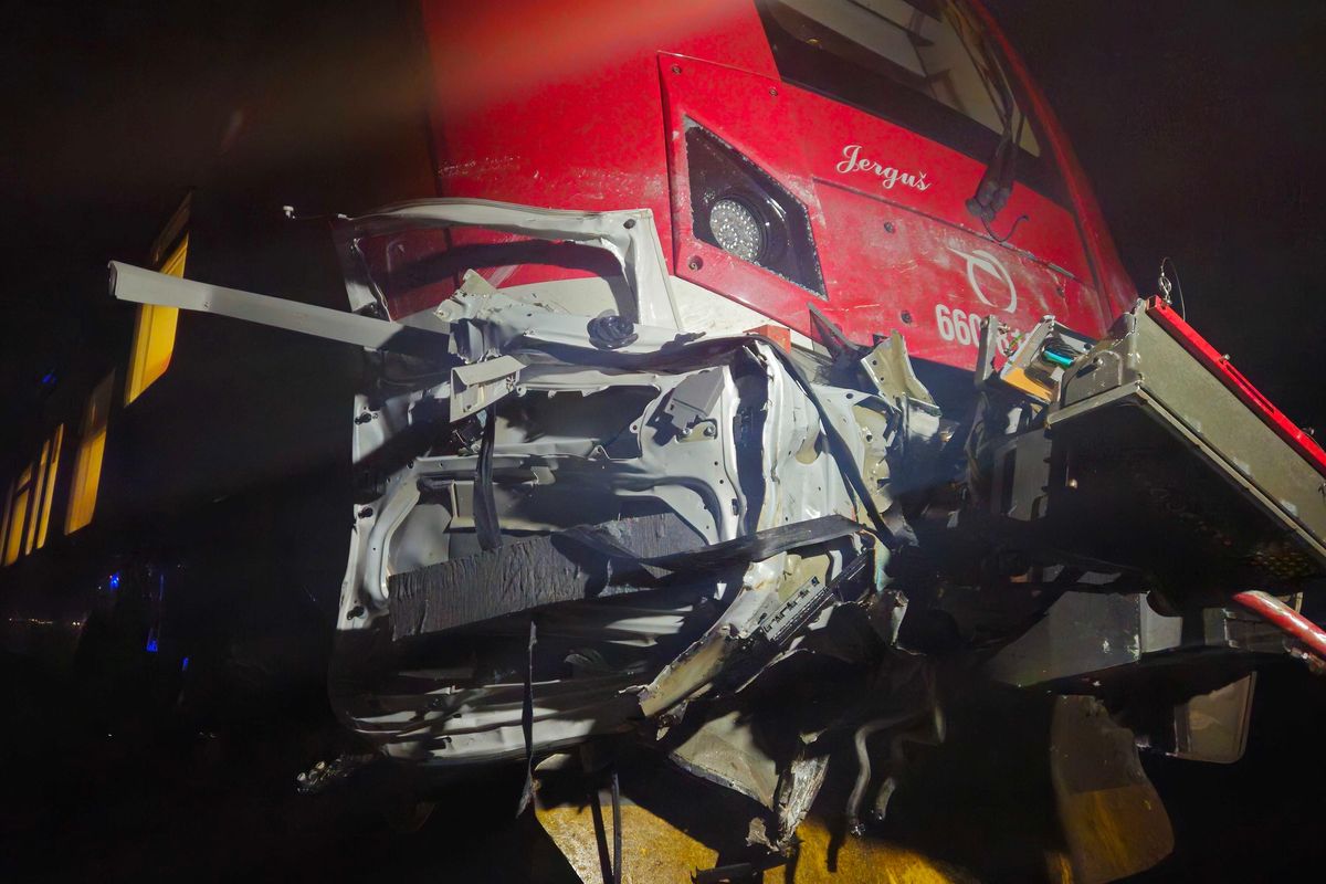 Vlak smetl na Slovensku dodávku, řidič neměl šanci přežít