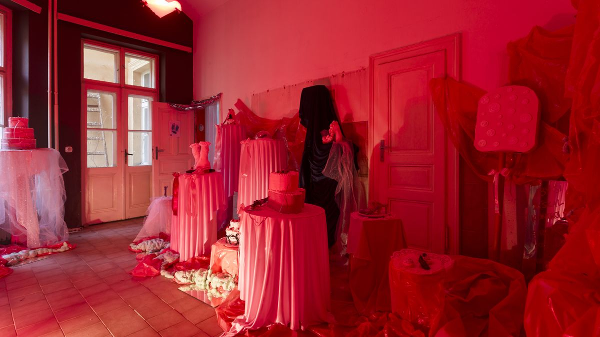 Kdo nás řídí? Korporace, politici i technologie. I to ukazuje přehlídka Pokoje 2025