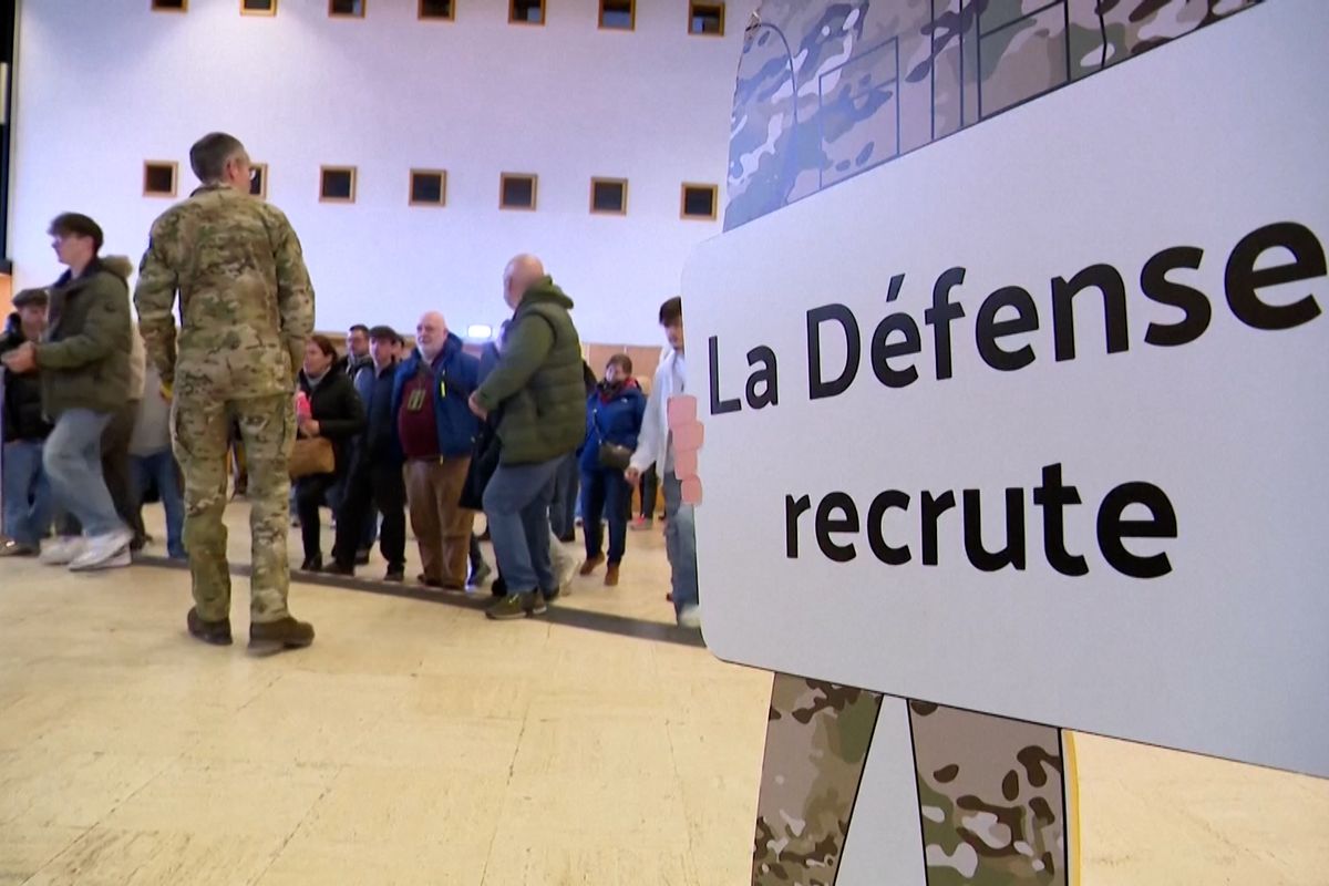 Francie od léta zavede dobrovolnou vojenskou službu