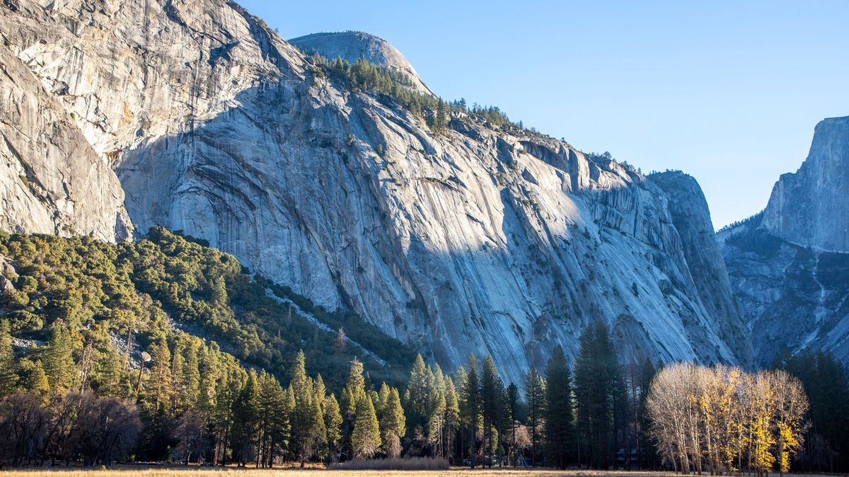 Skalní stěna v Yosemitu záhadně praská. Část národního parku museli uzavřít