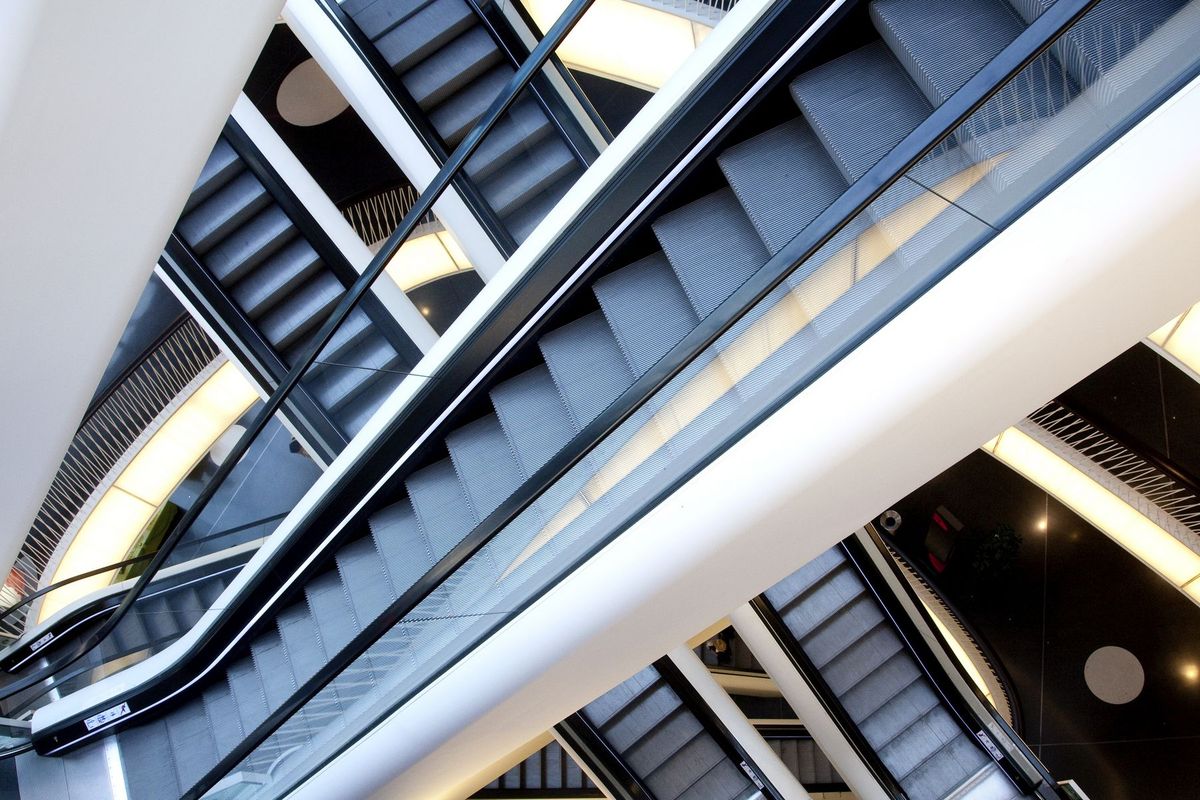 Řidička v Paraguayi si spletla pedály. Auto skončilo na eskalátoru v obchodním centru