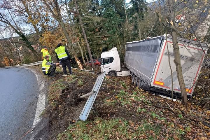 Řidič zřejmě usnul, jeho kamion skončil v lesíku u Plas