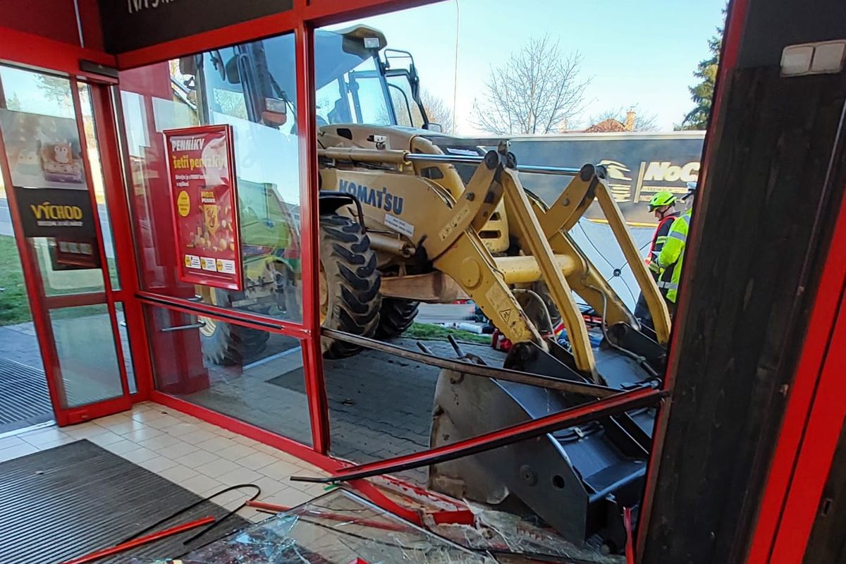 Do supermarketu v Havlíčkově Brodě narazil bagr, řidiči se udělalo špatně