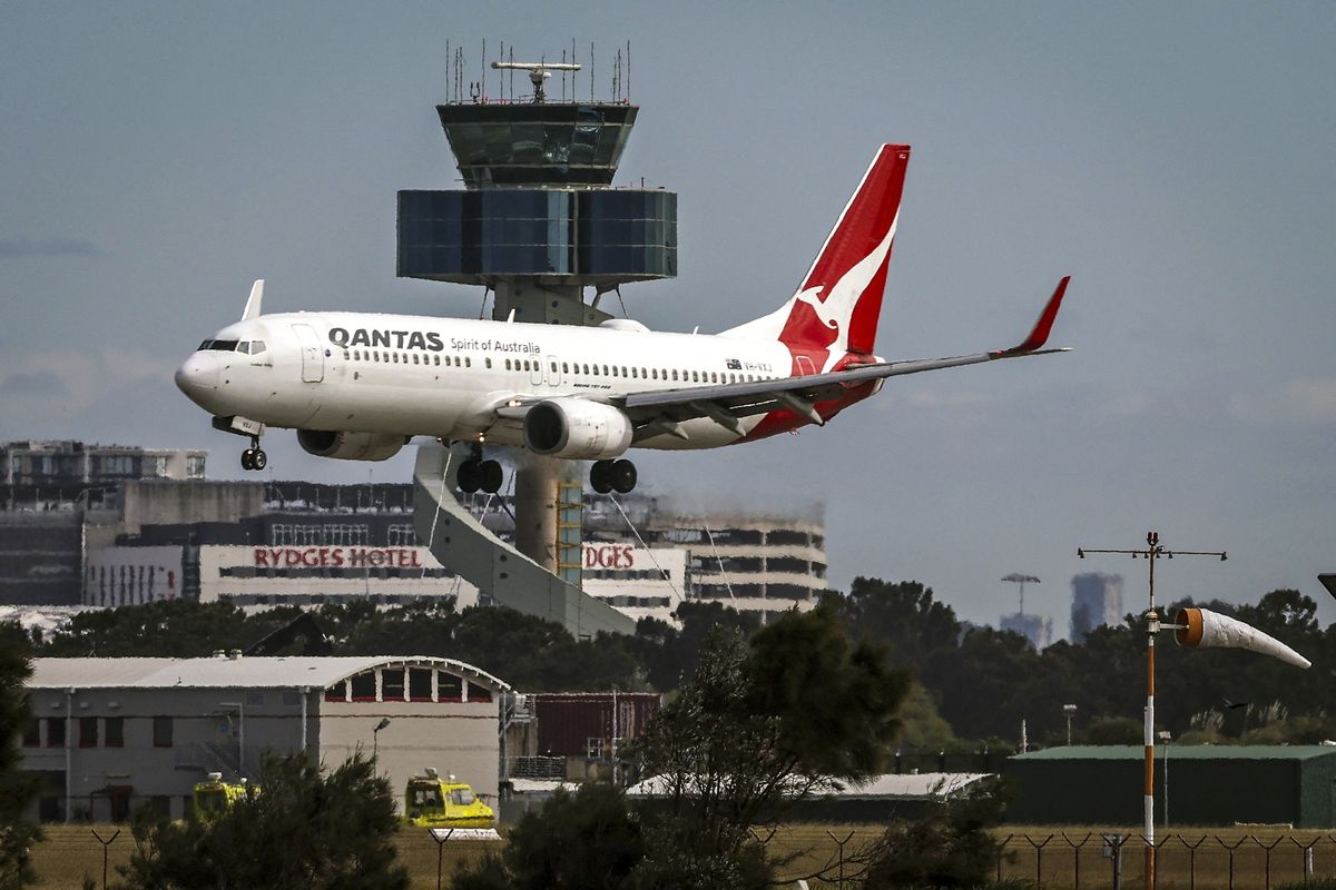 V letištním salonku v Melbourne vzplál člověk. V kapse mu bouchla powerbanka