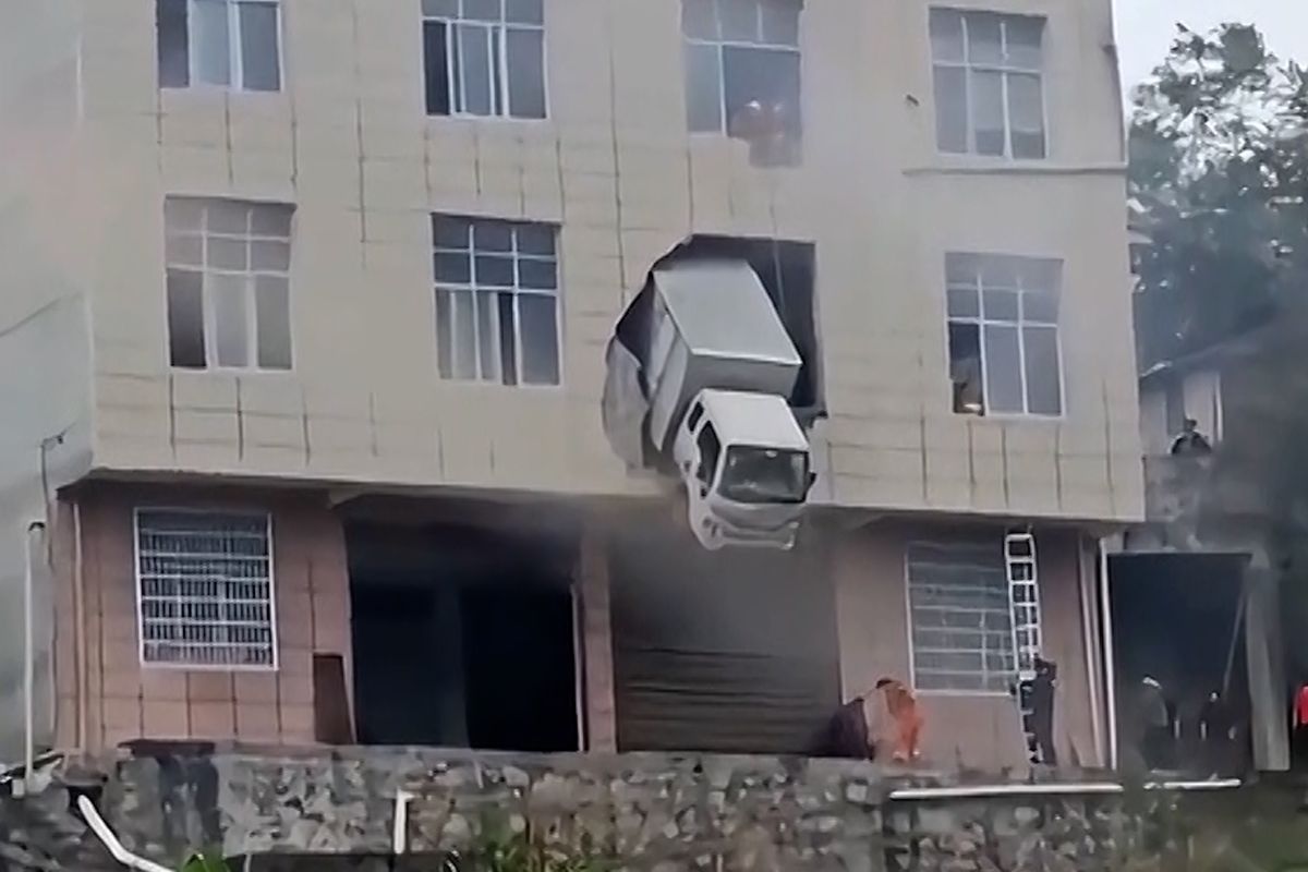 Náklaďák v Číně projel celým domem a zůstal viset z okna v prvním patře