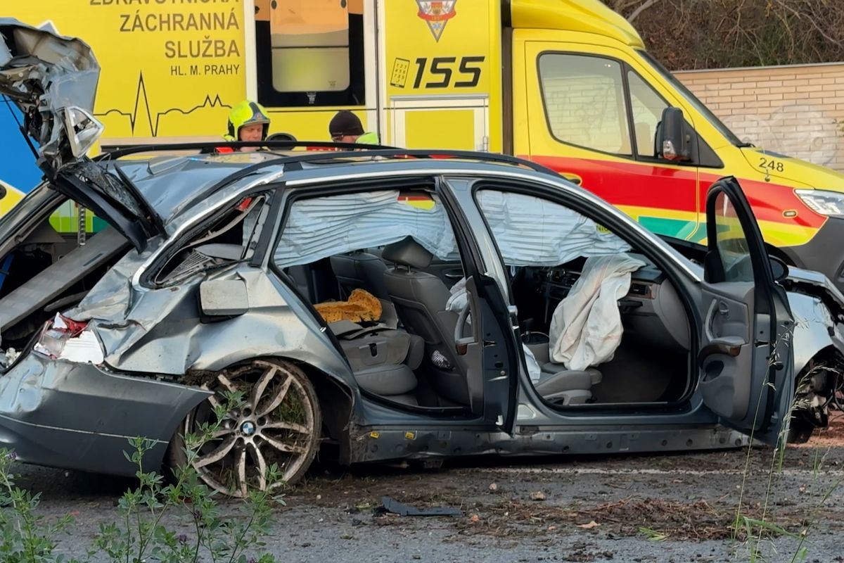Řidič se svým BMW narazil v pražských Modřanech do zdi. Dva zranění